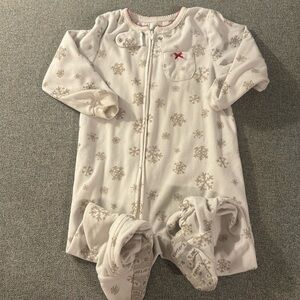 5/$15- Girl’s pajamas size 2t